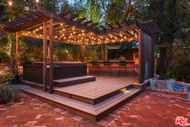 5045 Oakdale Avenue, Woodland Hills CA: https://media.crmls.org/mediaz/4b139471-921a-4d65-999f-134c1d019116.jpg