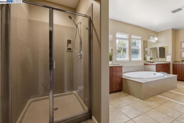 670 W Privado Way, Mountain House CA: https://media.crmls.org/mediaz/4b13df8c-4b85-4f27-bb21-fda61c526ecc.jpg