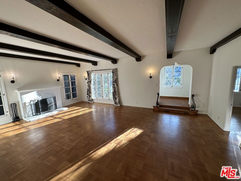https://media.crmls.org/mediaz/4b16a8e8-bc21-40e1-beeb-521340d004c4.jpg?preset=X-Large