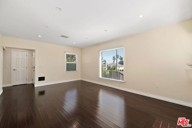 4401 W 58th Place, Los Angeles CA: https://media.crmls.org/mediaz/4b16de2b-24cc-447b-8187-c86e31034b1c.jpg