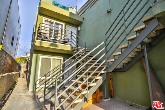 2207 Ocean Front Walk, Venice CA: https://media.crmls.org/mediaz/4b173b60-5515-4c07-b9cd-3081811030d4.jpg