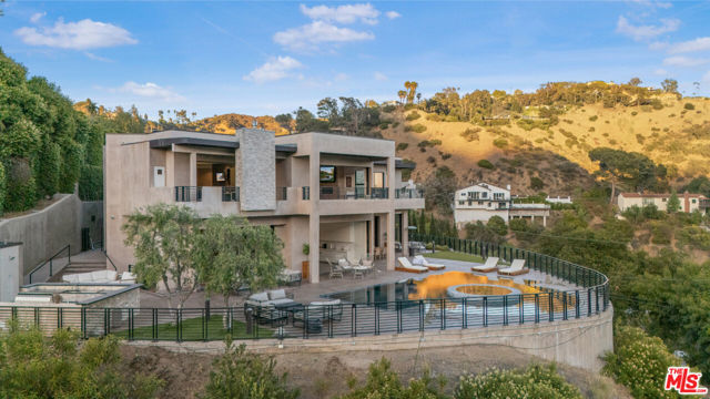 2501 Zorada Drive, Los Angeles CA: https://media.crmls.org/mediaz/4b1757e9-d31a-4a37-90cd-80ee8767ebbc.jpg