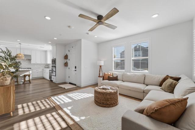 239 Bungalow Court, Marina CA: https://media.crmls.org/mediaz/4b17a605-8da0-462e-99c1-f20a132d9001.jpg