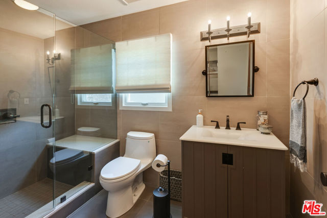 1009 Jeannette Avenue, Thousand Oaks CA: https://media.crmls.org/mediaz/4b17d281-783b-483b-a964-2928a81b727b.jpg