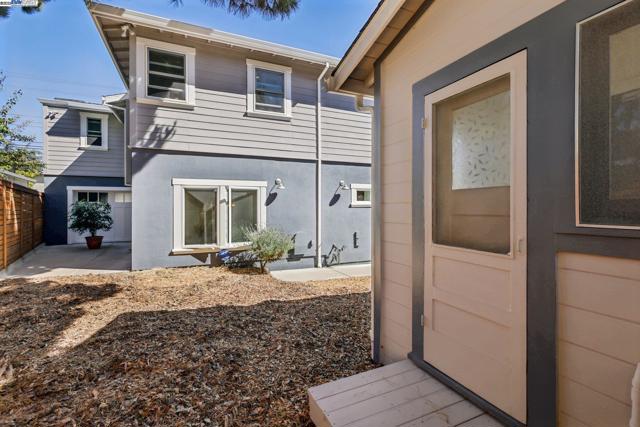 1333 Warren St, Martinez CA: https://media.crmls.org/mediaz/4b191e6c-2c8f-4253-babd-9023bad7d8ec.jpg