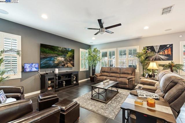 1050 Clear Lake Dr, Oakley CA: https://media.crmls.org/mediaz/4b192b68-796e-4411-b95b-00e388a10dfc.jpg