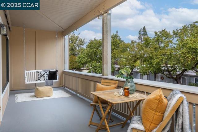 1132 Running Springs Rd, Walnut Creek CA: https://media.crmls.org/mediaz/4b19b56e-b14a-4c42-be4d-fc6a3c3fbf3a.jpg