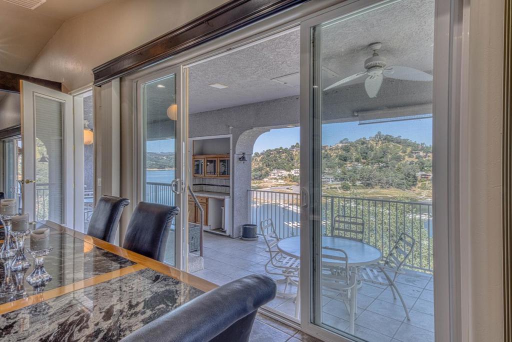 https://media.crmls.org/mediaz/4b1a132a-7c22-4904-a392-13ff763b92f6.jpg?preset=X-Large