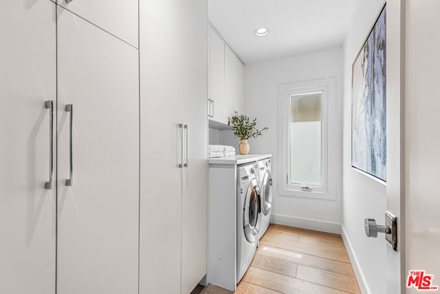 574 N Plymouth Boulevard, Los Angeles CA: https://media.crmls.org/mediaz/4b1aa8bf-5dc3-4e12-8a58-72743b44f77f.jpg