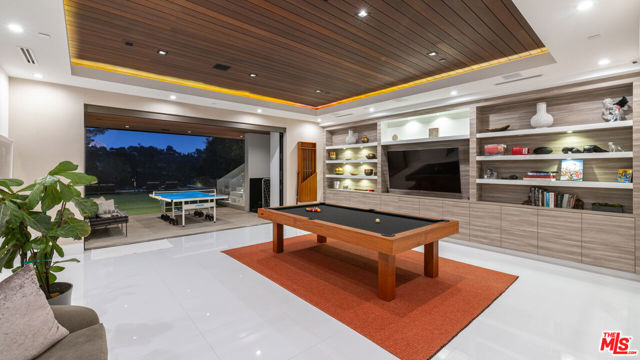 800 N Tigertail Road, Los Angeles CA: https://media.crmls.org/mediaz/4b1abd51-210e-44fd-b635-12500d0bc326.jpg