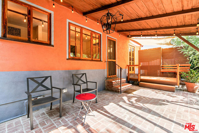 4171 Kraft Avenue, Studio City CA: https://media.crmls.org/mediaz/4b1d1e56-8441-4ecb-b389-2721734b6439.jpg