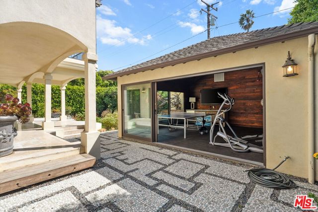 516 Lincoln Boulevard, Santa Monica CA: https://media.crmls.org/mediaz/4b1d3ae1-48e3-4d2c-b129-8d66b42b055f.jpg