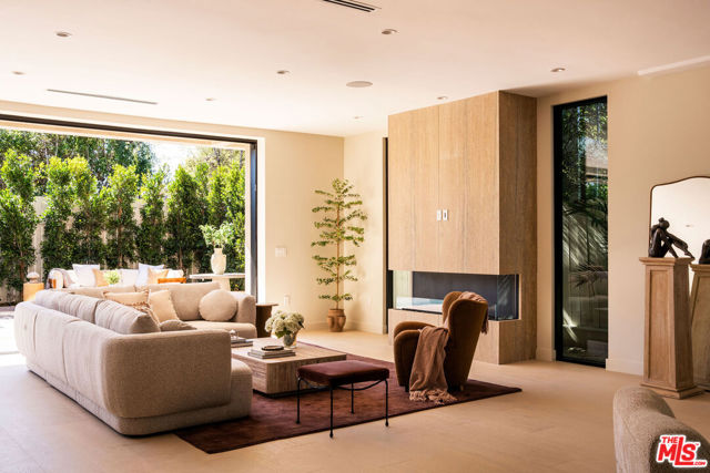 2457 Glyndon Avenue, Venice CA: https://media.crmls.org/mediaz/4b1d59a2-3405-4493-b934-c1133c3f67ea.jpg