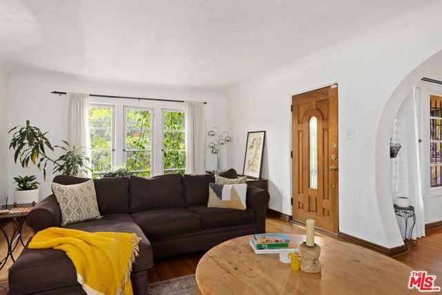 1118 S Crescent Heights Boulevard, Los Angeles CA: https://media.crmls.org/mediaz/4b1dc5ca-fd76-4b15-8187-65b523913377.jpg