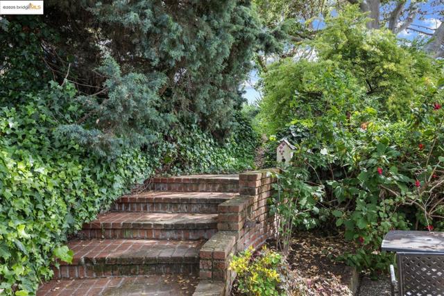 2821 Erin CT, Richmond CA: https://media.crmls.org/mediaz/4b1e6689-f23b-4279-8b21-da655f441f5c.jpg
