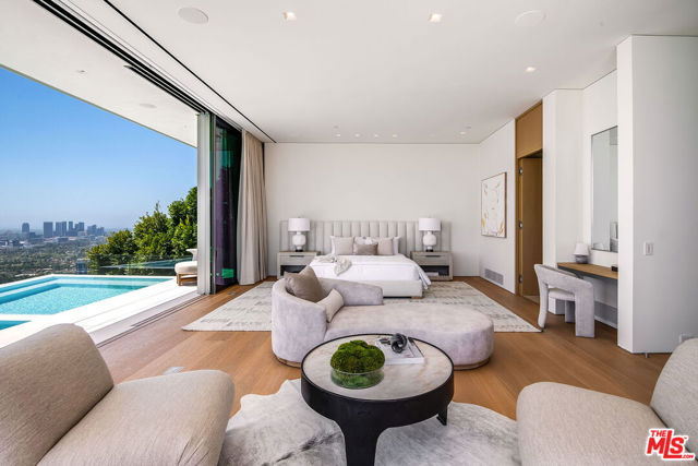 9016 Thrasher Avenue, Los Angeles CA: https://media.crmls.org/mediaz/4b1ea54b-4e8f-4963-b1c0-db01a488ac1d.jpg