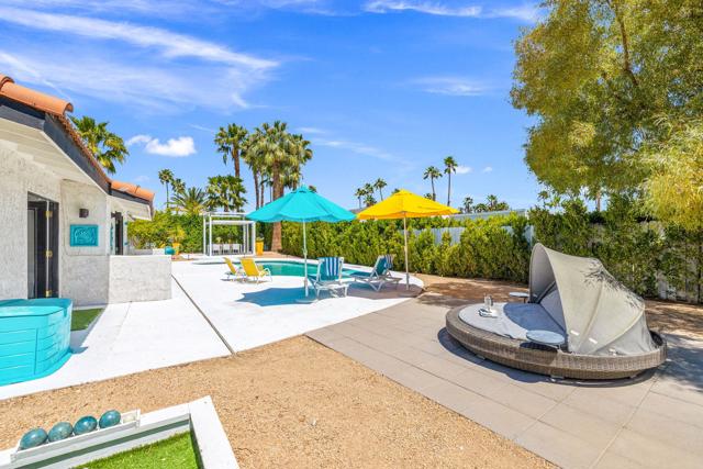 1862 N Nogales Way, Palm Springs CA: https://media.crmls.org/mediaz/4b1ec0cf-d796-4677-87ad-5fa558cd5665.jpg