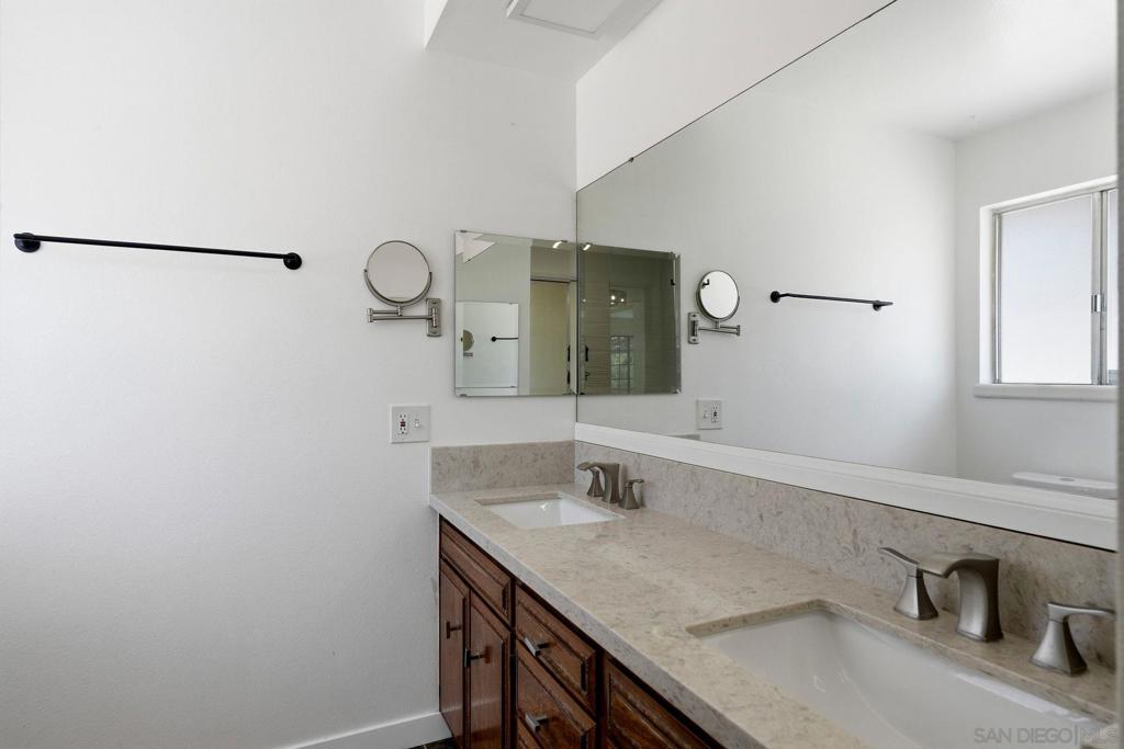 https://media.crmls.org/mediaz/4b1ef652-a725-42b7-9e53-90026fcb29d0.jpg?preset=X-Large