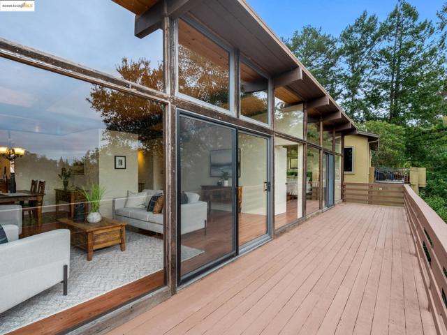 6866 Thornhill Dr, Oakland CA: https://media.crmls.org/mediaz/4b1f3a00-18ef-4040-894a-7d6189e01257.jpg