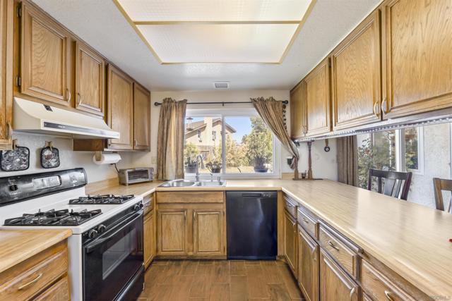 1247 Armstrong Cir, Escondido CA: https://media.crmls.org/mediaz/4b1f9101-1ca8-43ba-832c-e370f62d45a1.jpg