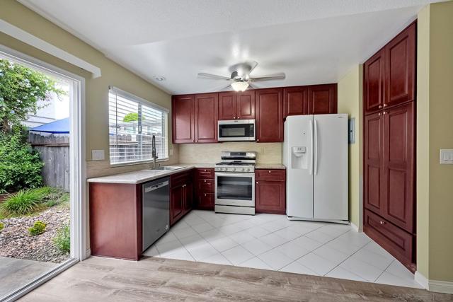 3436 Thunder Dr, Oceanside CA: https://media.crmls.org/mediaz/4b1ffc93-4073-4fc7-a2e8-dc6daba2feb2.jpg