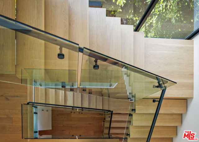 952 N Laurel Avenue, Los Angeles CA: https://media.crmls.org/mediaz/4b21149c-8473-46d6-87b6-701e5a86b633.jpg