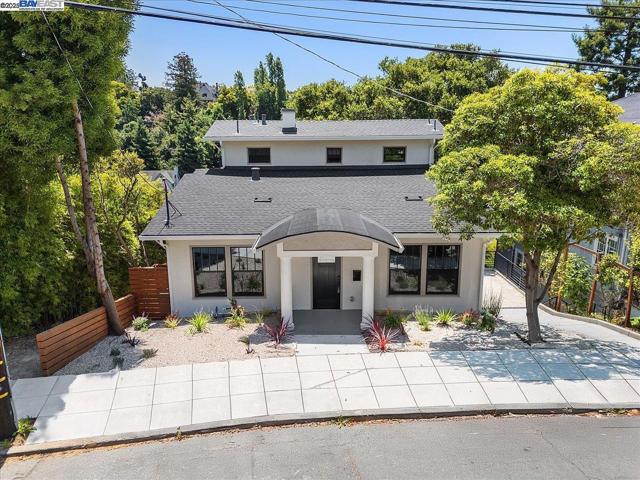 689 Santa Ray Ave, Oakland CA: https://media.crmls.org/mediaz/4b2251c1-a331-408c-b806-a6d65905c751.jpg