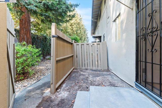 Image 20 of 50 For 462 Craven Court