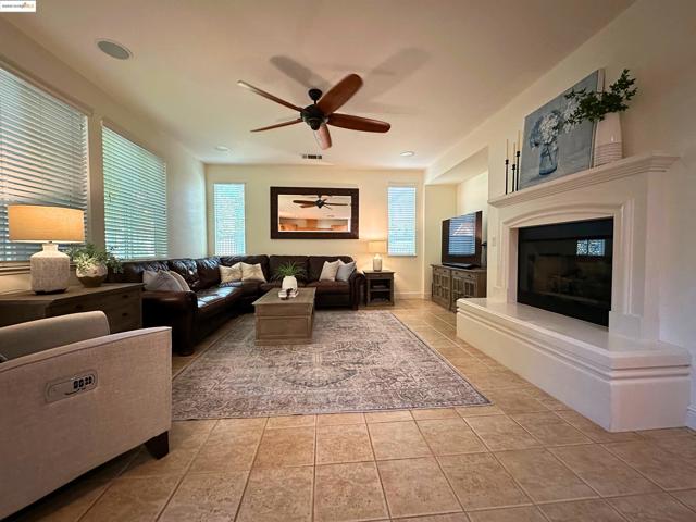 1327 Remington Ct, Tracy CA: https://media.crmls.org/mediaz/4b233a97-6abf-40b4-97c0-a21f56c18052.jpg