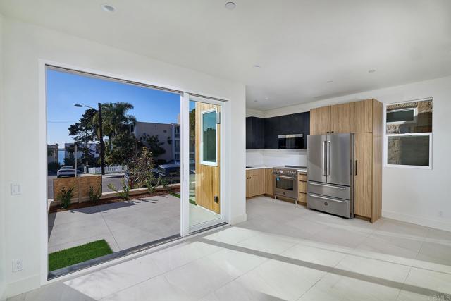 Detail Gallery Image 7 of 12 For 3901 Haines, San Diego,  CA 92109 - 5 Beds | 5 Baths