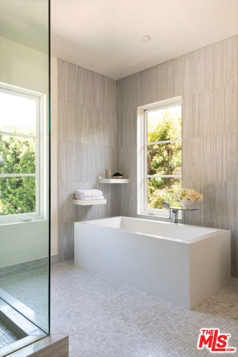 526 N Plymouth Boulevard, Los Angeles CA: https://media.crmls.org/mediaz/4b246f69-1d44-47f2-b741-fd30dd1406d6.jpg