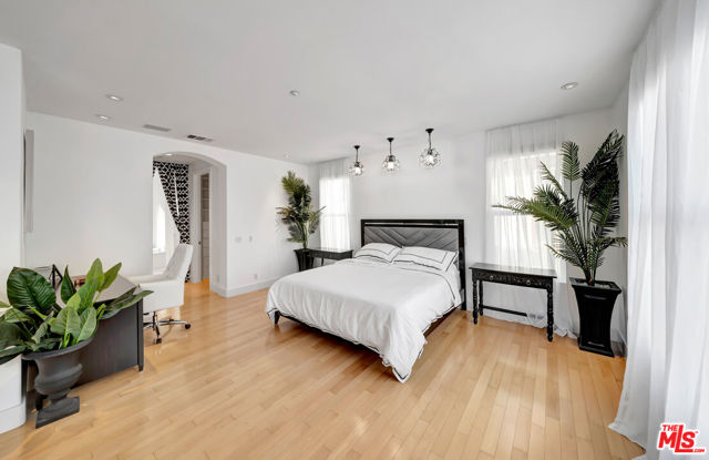 2752 Stone View Court, Los Angeles CA: https://media.crmls.org/mediaz/4b26b773-f54d-403a-b0b0-74e5a883c66f.jpg