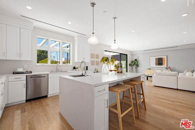 633 N Formosa Avenue, Los Angeles CA: https://media.crmls.org/mediaz/4b26d51f-3cdc-4f4c-87a5-a4d57e965084.jpg