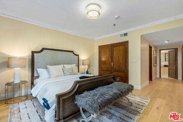 9249 Burton Way, Beverly Hills CA: https://media.crmls.org/mediaz/4b26e129-ce10-4e32-bcb7-8438ce17ad67.jpg