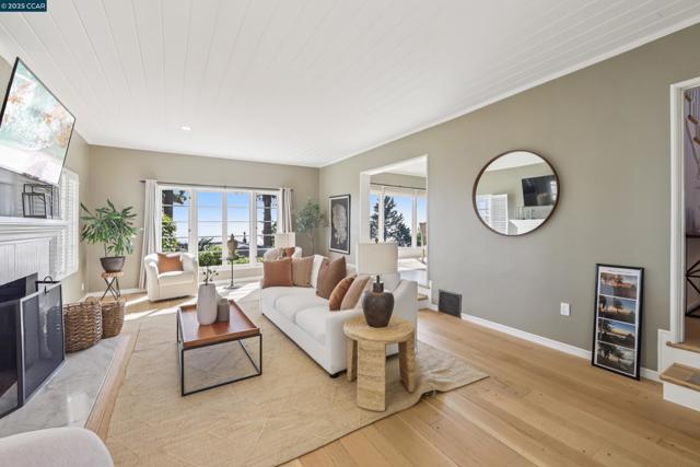 680 Grizzly Peak Blvd, Berkeley CA: https://media.crmls.org/mediaz/4b26fef5-0cd1-43a2-82ea-20bffed5e799.jpg