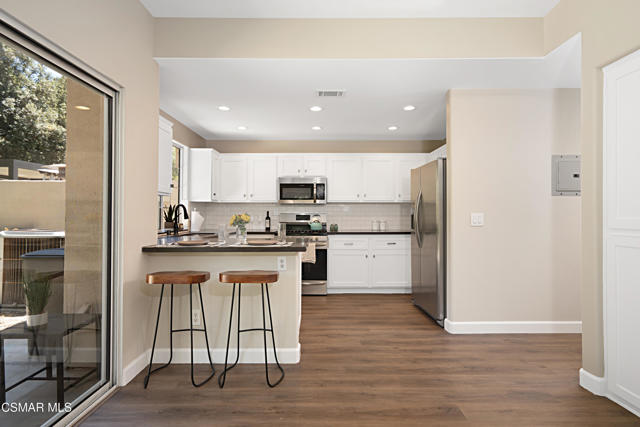 1012 Pan Court, Newbury Park CA: https://media.crmls.org/mediaz/4b27030c-d92e-486c-b495-6ef4c32342a7.jpg