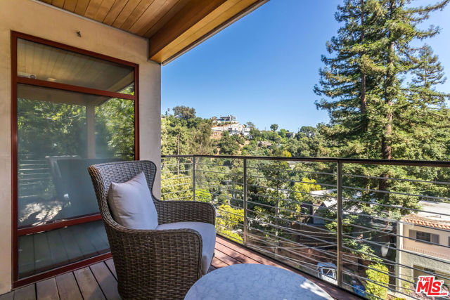 8783 Lookout Mountain Avenue, Los Angeles CA: https://media.crmls.org/mediaz/4b284a05-2959-4e57-97af-fbedafe06d66.jpg