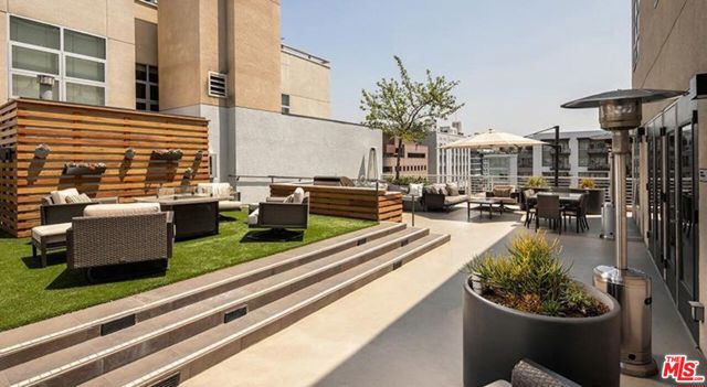 1000 S Hope Street, Los Angeles CA: https://media.crmls.org/mediaz/4b287820-d2ff-4498-a808-95bc2f8aeac8.jpg