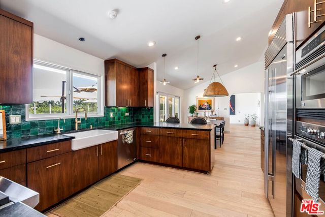 11671 Dona Alicia Place, Studio City CA: https://media.crmls.org/mediaz/4b2937e4-f6f7-4379-a5c3-a23c97ea7f21.jpg
