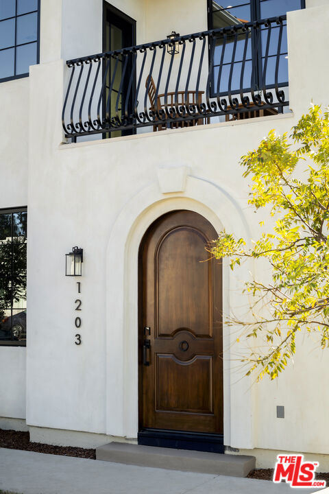 1203 N Vista Street, West Hollywood CA: https://media.crmls.org/mediaz/4b296373-b452-489d-bae0-79c32ef1594d.jpg