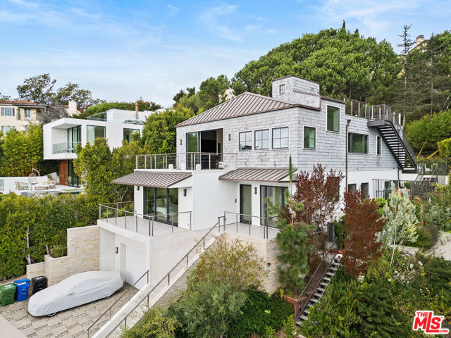 1324 Monument Street, Pacific Palisades CA: https://media.crmls.org/mediaz/4b29e0e2-23f0-4ddb-af0f-120a2fc36651.jpg