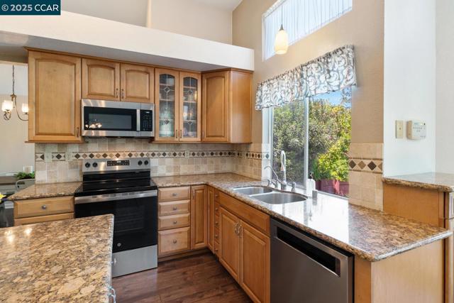 313 Willowwood Ct, Vacaville CA: https://media.crmls.org/mediaz/4b2a7c48-040d-46d3-b78c-7a252e3afdd6.jpg