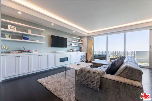 818 N Doheny Drive, West Hollywood CA: https://media.crmls.org/mediaz/4b2b37ee-89fb-475a-9324-dfb5c739c2df.jpg