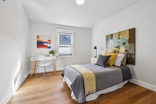 1525 Stanton St, Alameda CA: https://media.crmls.org/mediaz/4b2c1ccc-666e-4e29-a46d-85f44a9d76d1.jpg
