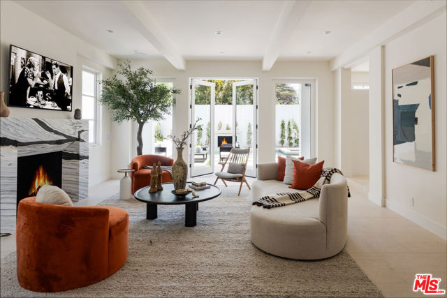 526 N Plymouth Boulevard, Los Angeles CA: https://media.crmls.org/mediaz/4b2c72b0-fcf1-4de0-a8e3-f3c194b0d2db.jpg