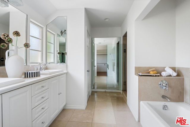 5700 Spring Oak Drive, Los Angeles CA: https://media.crmls.org/mediaz/4b2c7e0e-2d19-4175-8d5d-5dfd6048dd8a.jpg