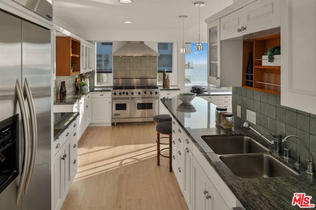 143 Ocean Avenue Ext, Santa Monica CA: https://media.crmls.org/mediaz/4b2d5859-555f-49cd-a613-ad5a5ee95855.jpg