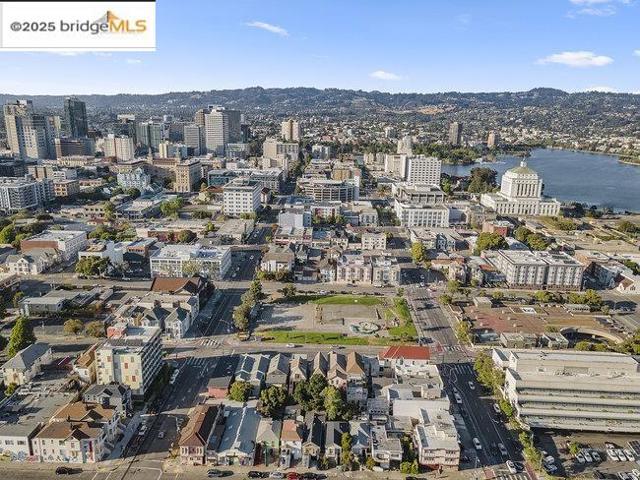 160 9Th St, Oakland CA: https://media.crmls.org/mediaz/4b2de0a7-254f-4f56-b687-f8bb40033859.jpg