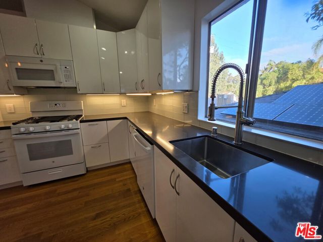 1029 Pleasantview Avenue, Venice CA: https://media.crmls.org/mediaz/4b2de331-695b-46a2-936c-3c9965788ac8.jpg