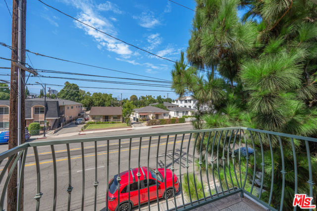 216 N Buena Vista Street, Burbank CA: https://media.crmls.org/mediaz/4b2ea6ed-f859-43a3-8404-129fe7db9a7d.jpg